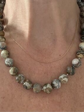 NWT- Elegant Natural Agate Stone Bead Necklace in Earth Tones